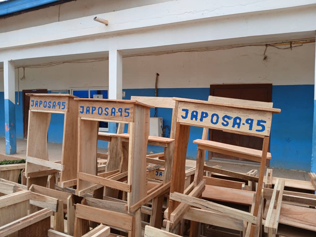  The 1995 SSS Year Group of Jachie-Pramso SHS has made a generous donation of 40 mono desks to their alma mater. cover image